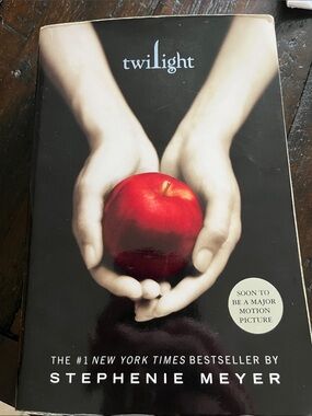 Twilight by Stephenie Meyer - Black Cover with Red Apple